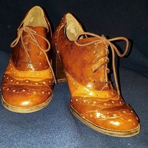 Vintage Apostrophe two tone lace up brown heels